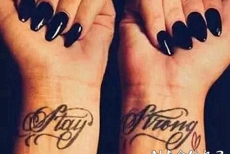 清新甜美的手腕经典纹身