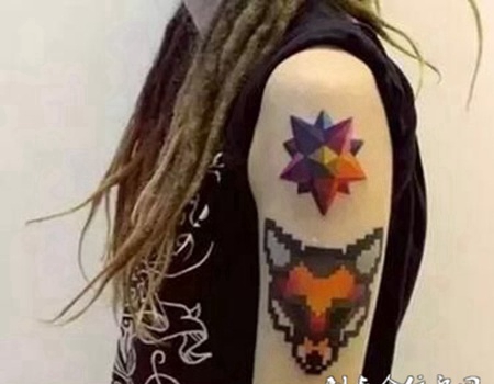 另类时尚彩色纹身手臂