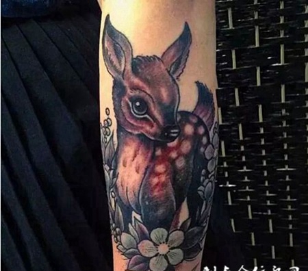 经典时尚小鹿纹身