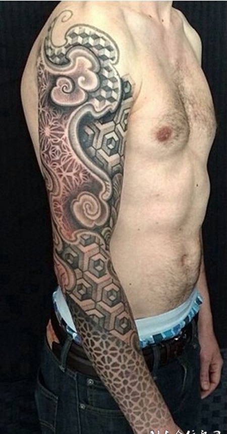 男人另类奇特手臂纹身