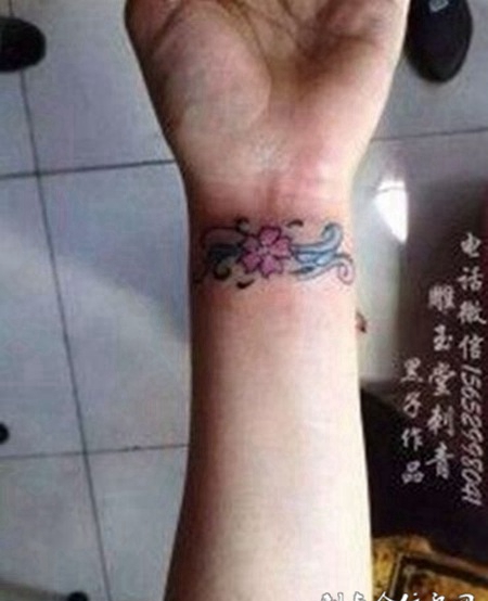 简单个性的手臂纹身