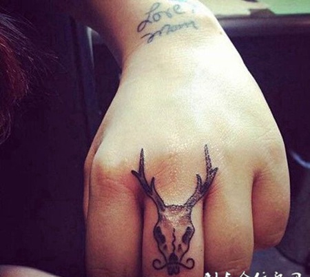 手指间唯美纹身