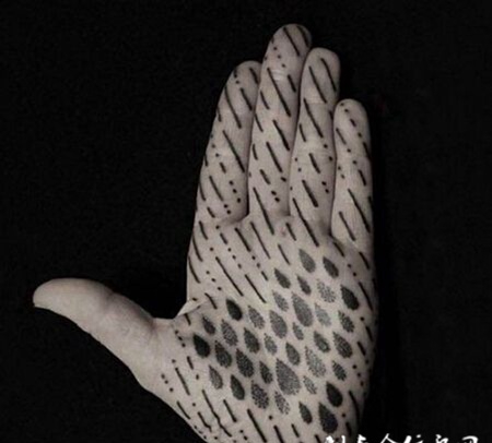 手臂重口味图腾刺青