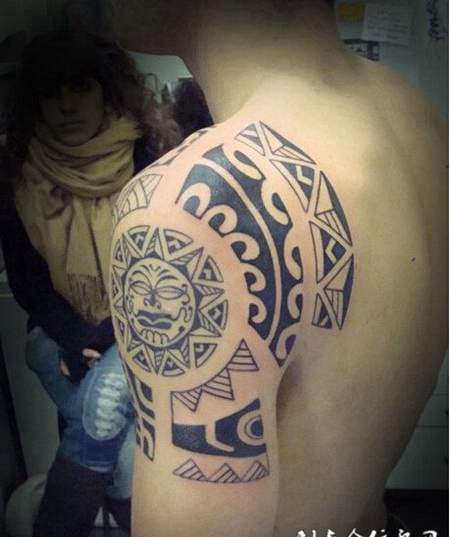 手臂帅气时尚的图腾纹身