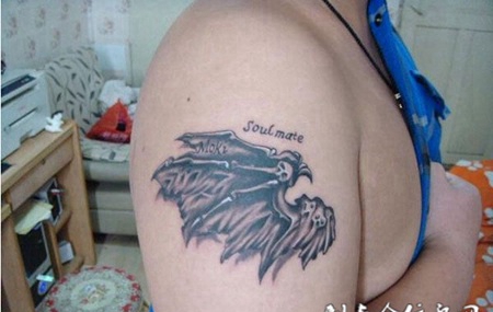 胳膊上唯美的半甲翅膀纹身图案