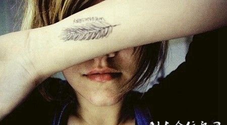 唯美清新羽毛纹身手臂之上