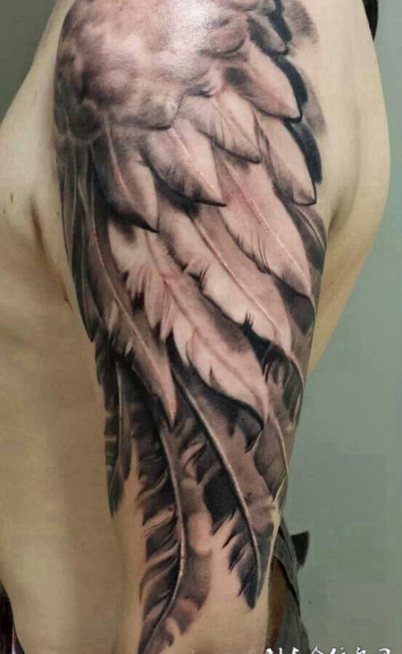 手臂自由飞翔翅膀纹身