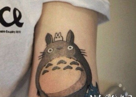 卡通龙猫手臂纹身