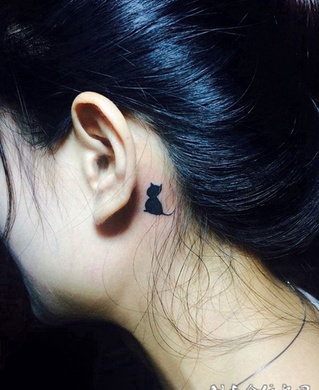 最新潮流女生耳背小纹身图案