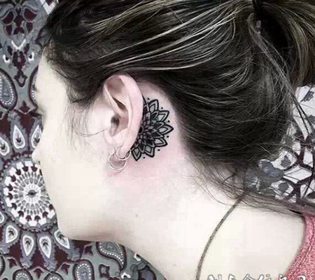 女生唯美经典耳背纹身图案