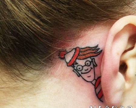 女生个性人物耳背纹身图片