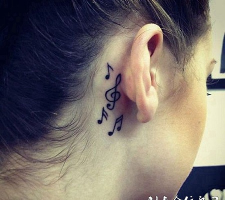 个性女生耳背黑色刺青图案