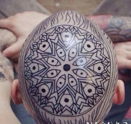 万花筒图腾脸部纹身