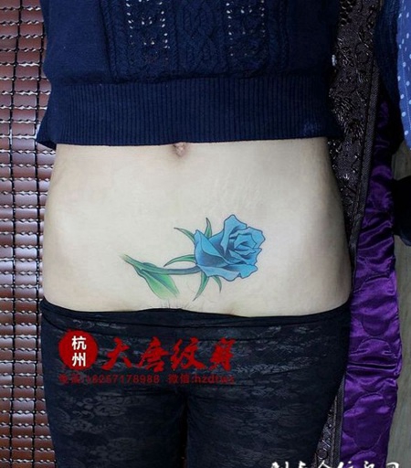 个性好看腹部彩色蓝玫瑰纹身图案