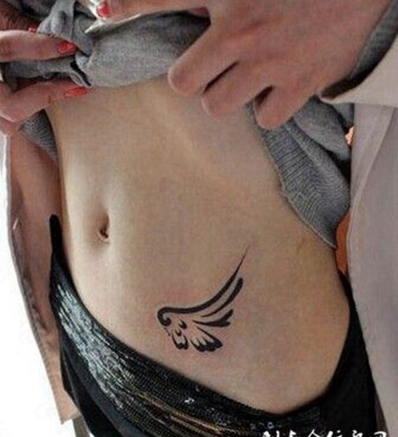 腹部上小小的纹身 大大的诱惑