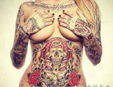 精致又狂野腹部纹身刺青