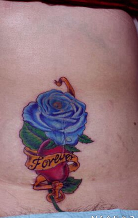 忧郁蓝色玫瑰腹部纹身