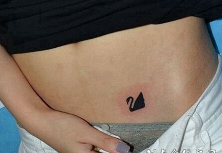 小巧图腾动物腹部纹身