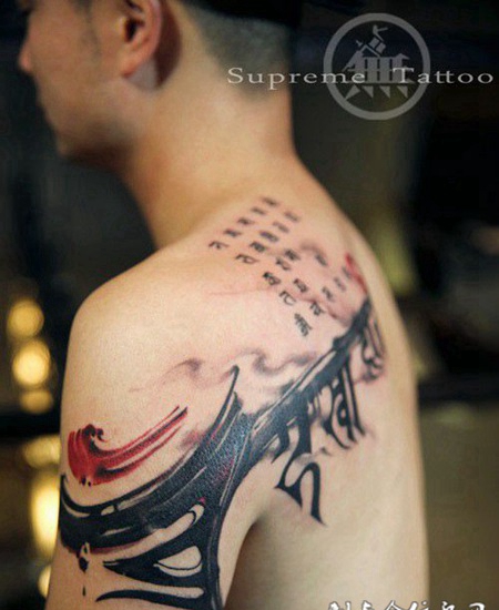男人肩部经典艺术纹身图案