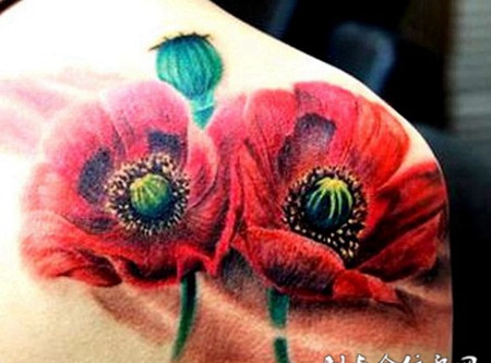 女生肩部罂粟花彩绘纹身图片