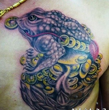 男生肩部艺术彩绘纹身金蟾图片