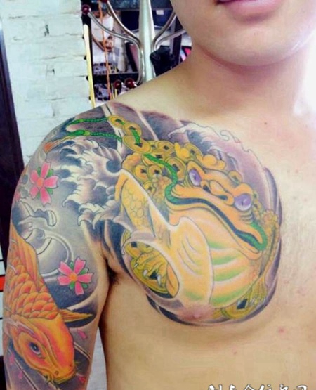 男生肩部半甲鲤鱼与金蟾蜍纹身图案