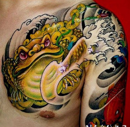 男生肩部半甲金蟾彩色纹身图片