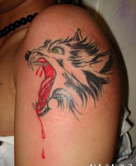 肩部霸气的滴血狼头纹身图案