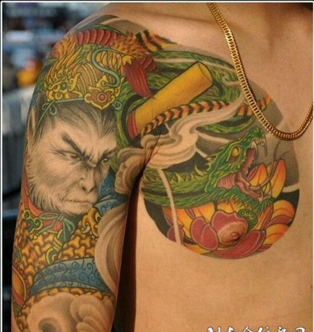男性肩部艺术彩绘斗战胜佛半甲纹身图片