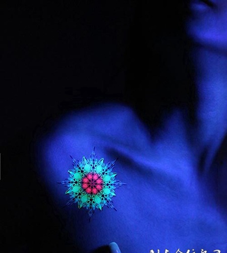 锁骨处唯美艺术炫酷夜光纹身贴效果图