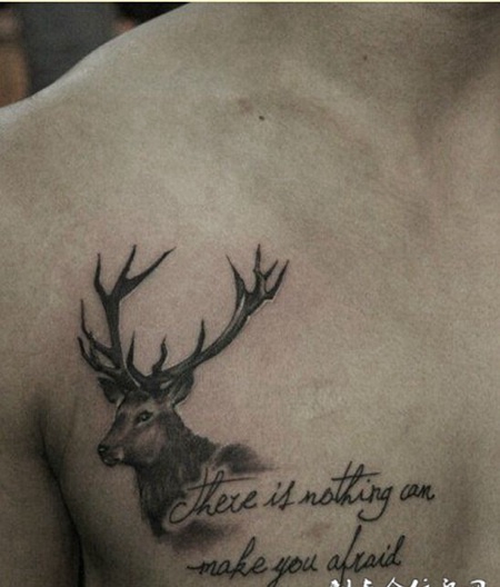 肩部黑色羚羊与英文艺术纹身图案