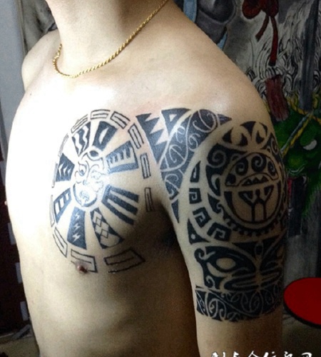 男子肩部半甲图腾纹身图案