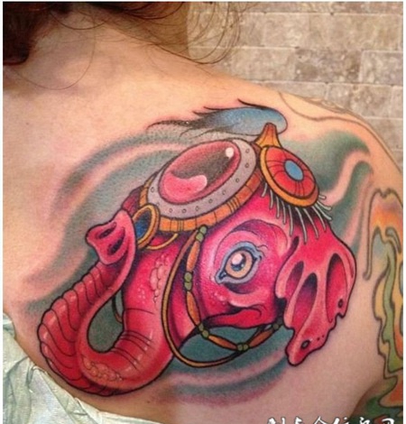 潮流女性肩部大象彩绘纹身图案