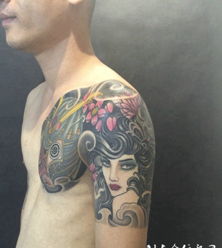 中年男子肩部半甲彩色妖姬纹身图案