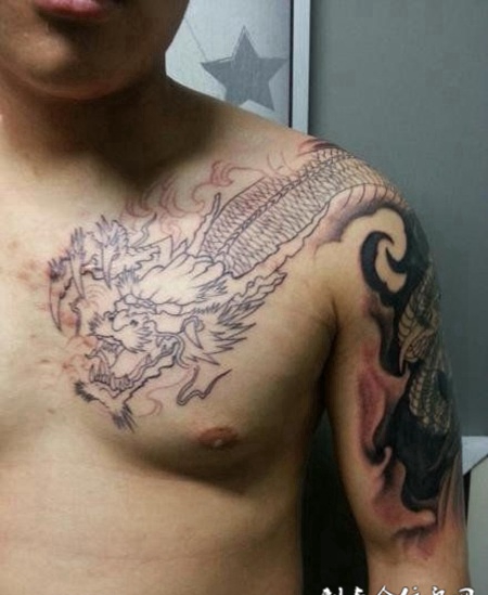 男性肩部简约龙纹身图案