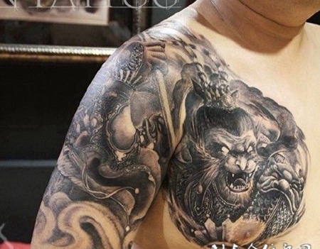 男子肩部霸气斗战神佛半甲刺青