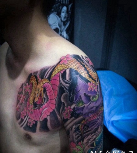 个性男生肩部半甲彩色蛇纹身图案