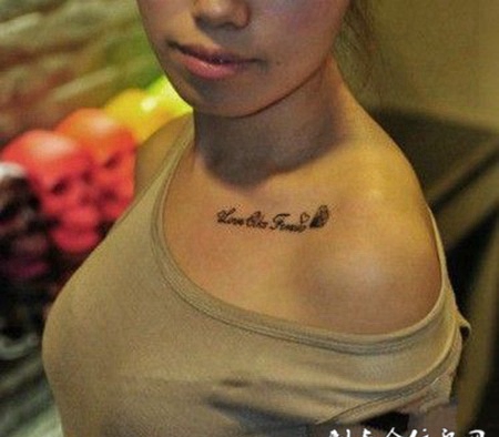 性感美女露香肩展示肩部纹身图案