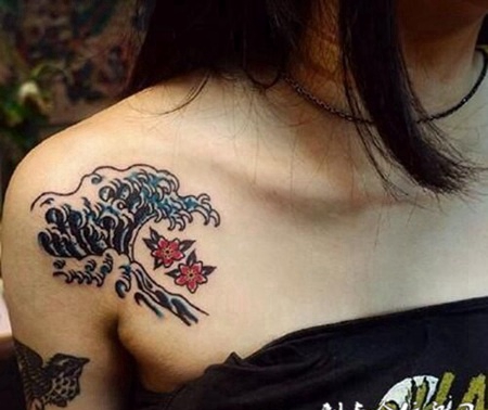 性感纹身女郎肩部纹身