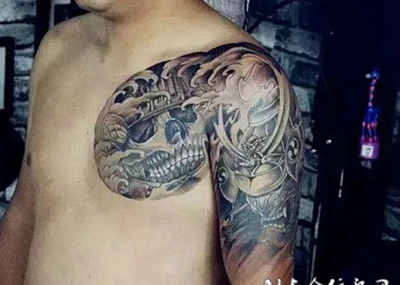 男子肩部个性半甲骷髅纹身图案