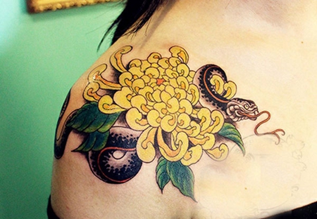 女生肩部纹身图案 小露香肩颇性感