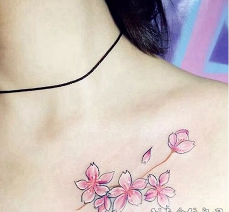 美女肩部个性图案纹身