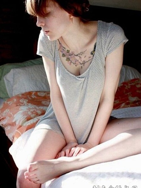 肩部锁骨位置唯美纹身图案