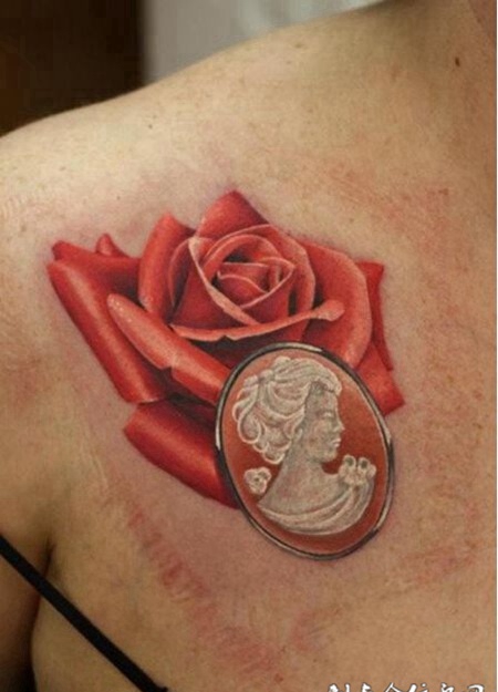 美女肩部唯美花朵纹身图案