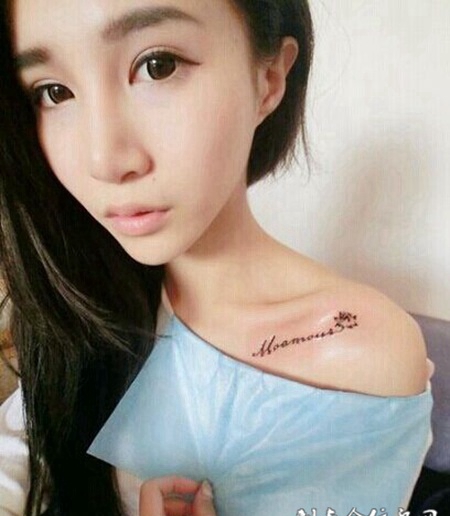 美女锁骨迷人的英文字母纹身图案