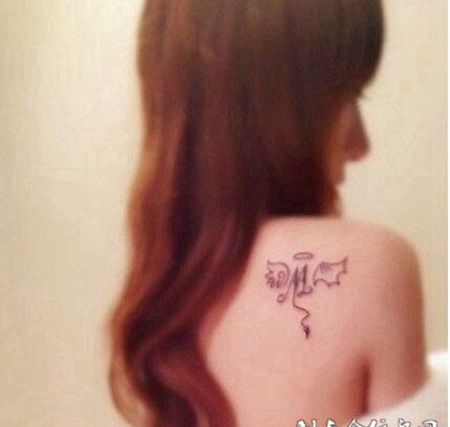 美女肩部时尚天使图腾纹身图案