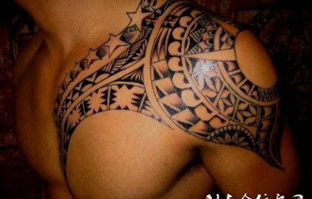 前卫图腾披肩纹身图案