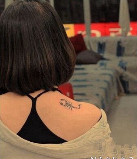 流行线条肩部纹身