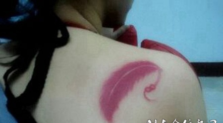 优美羽毛肩部纹身