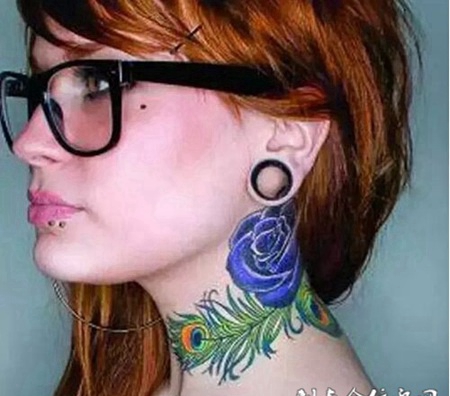 颈部炫丽的彩绘纹身图案